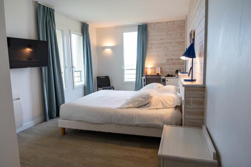 Double or Twin Room with Lateral Sea View image 1
