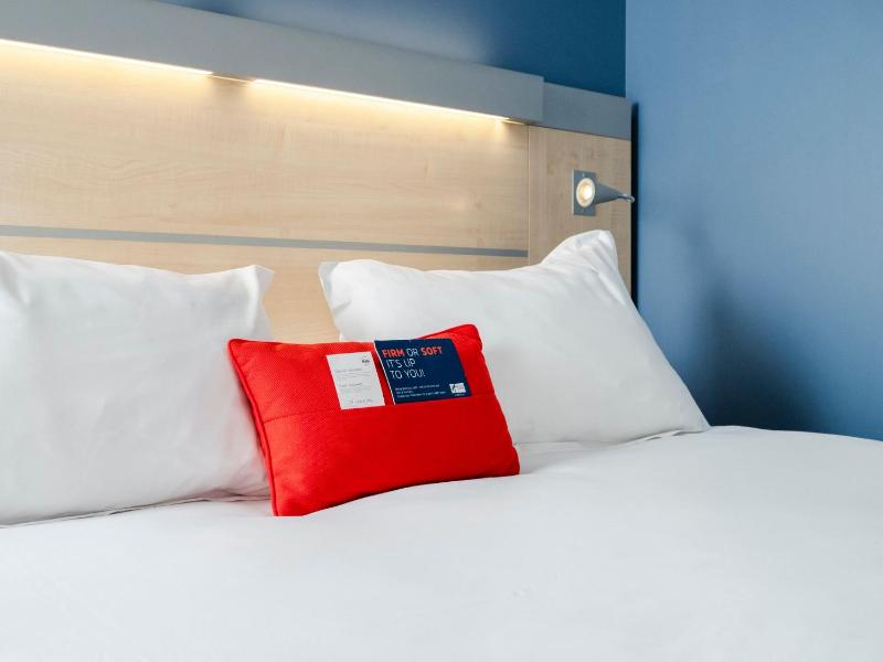Standard Double Room image 4