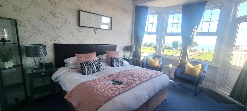 Superior Double or Twin Room with Sea View image 1