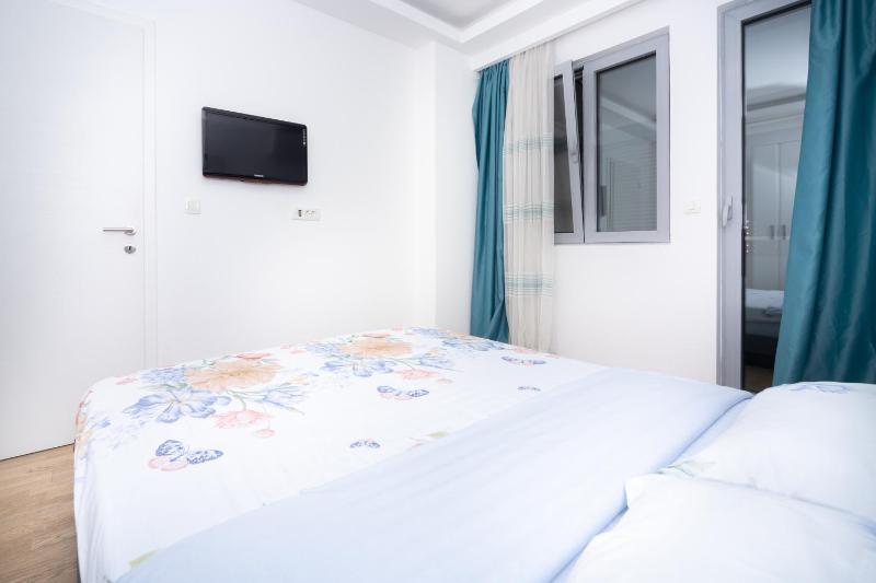 City center lux 2bdr apt with garage - image 16
