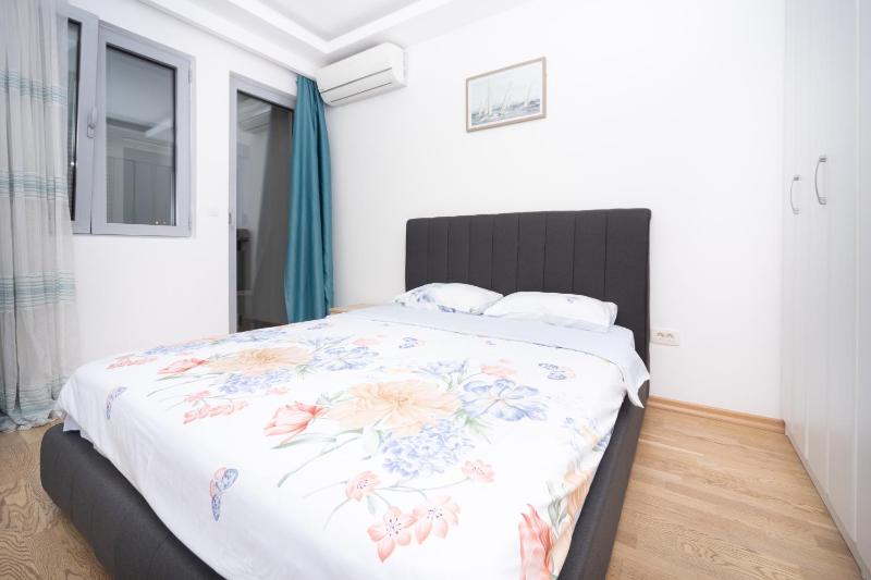 City center lux 2bdr apt with garage - image 10