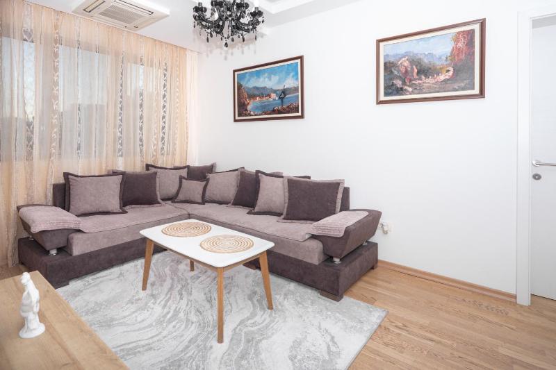 City center lux 2bdr apt with garage - image 4