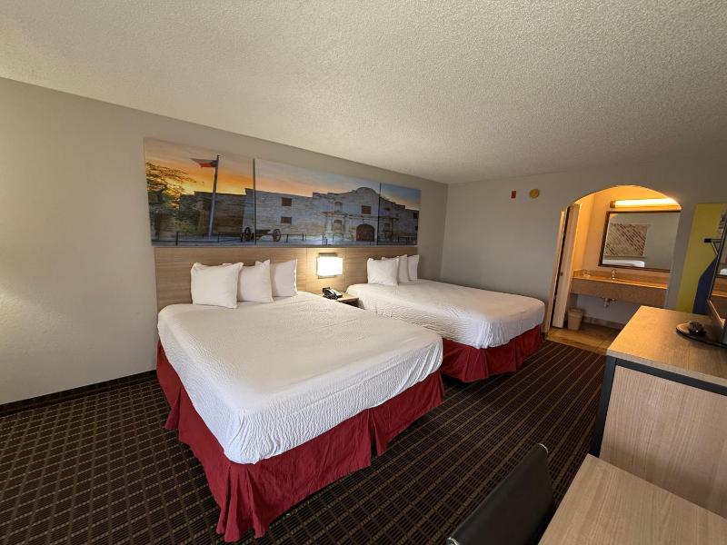 Queen Room with Two Queen Beds - Smoking image 2