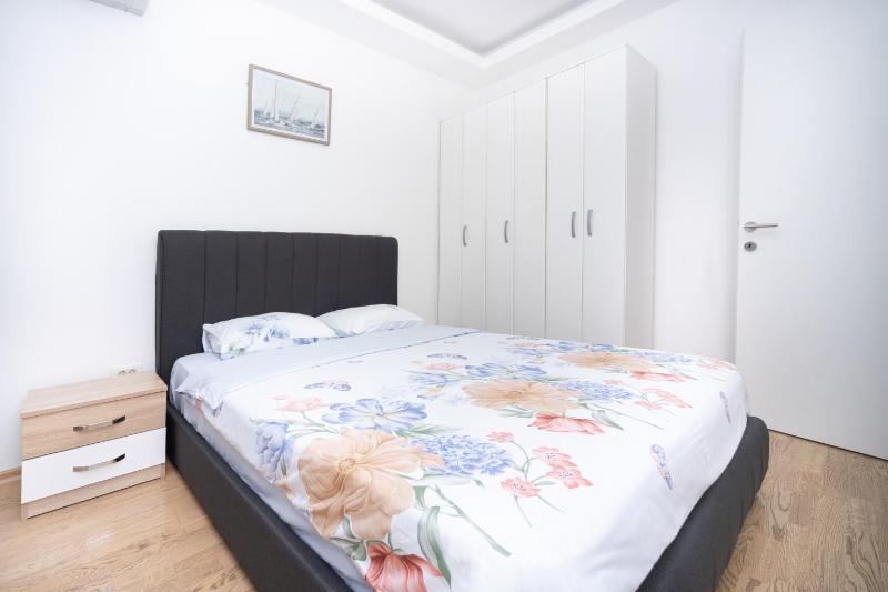 City center lux 2bdr apt with garage - image 11