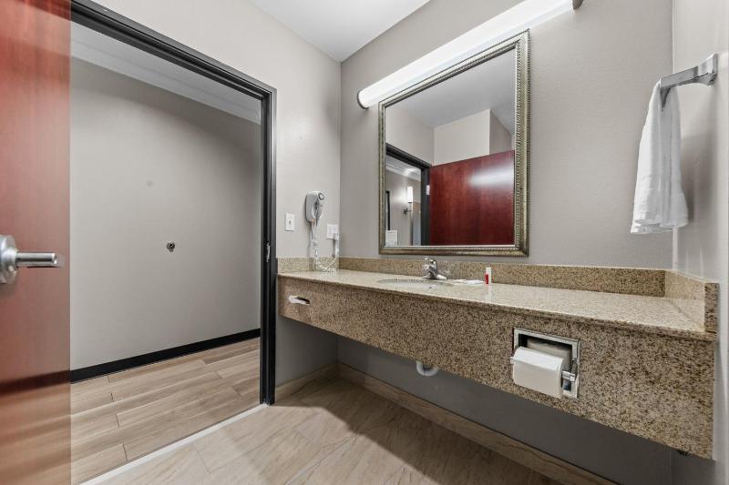 King Room - Non-Smoking image 3
