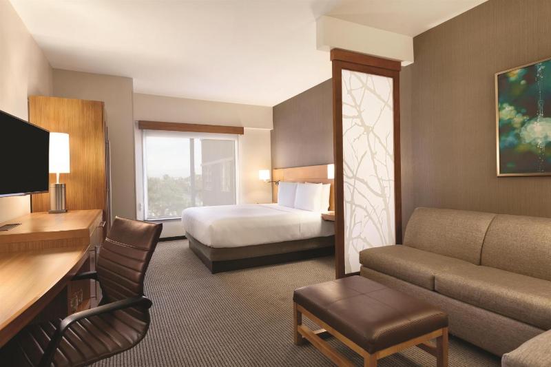 King Room with Sofa Bed - High Floor image 4