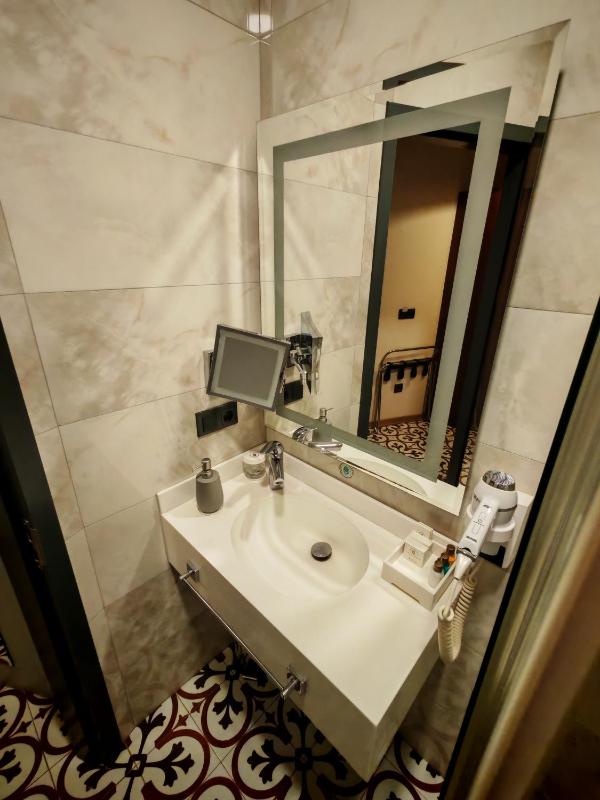 Standard Double Room image 3