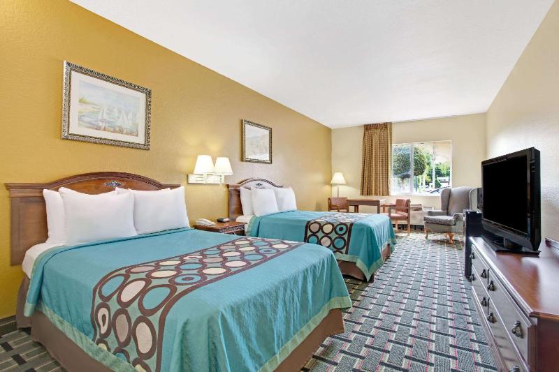 Super 8 by Wyndham Daytona Beach - image 11