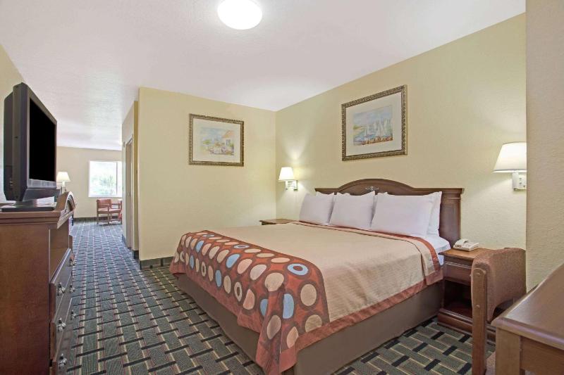 Super 8 by Wyndham Daytona Beach - image 4