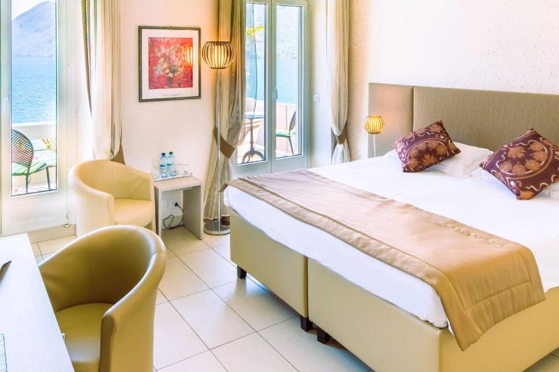 Deluxe Double Room with Lake View image 3