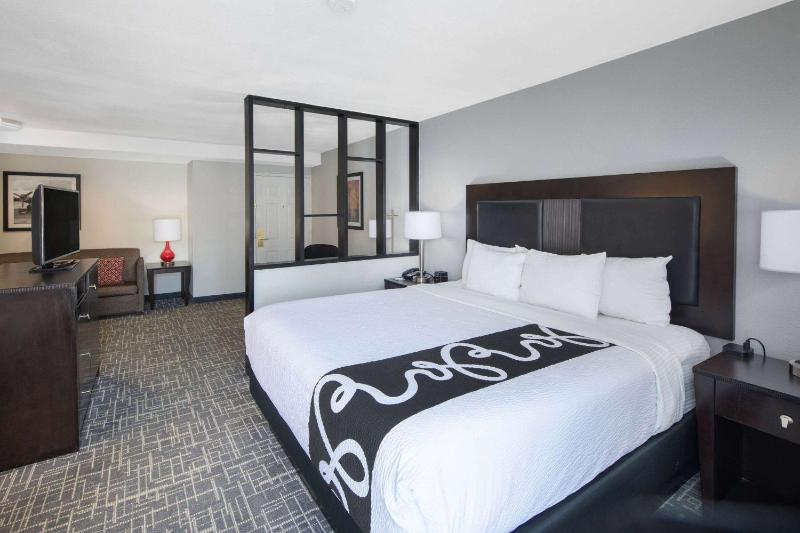 One-Bedroom King Suite - Non-Smoking image 1