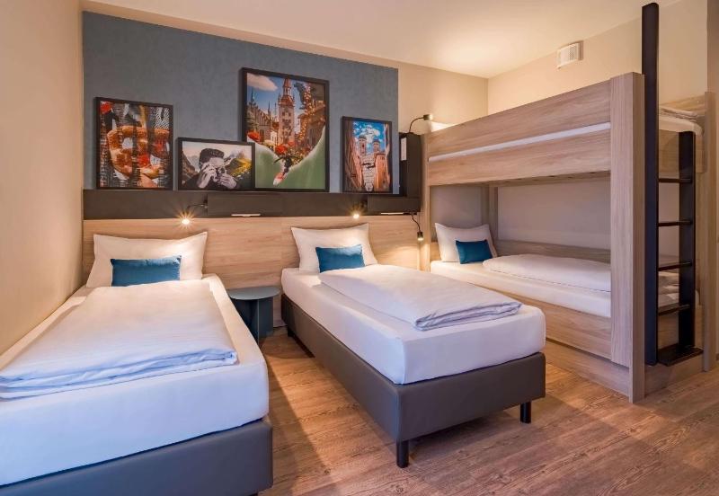 Deluxe Room with Four Single Beds image 1