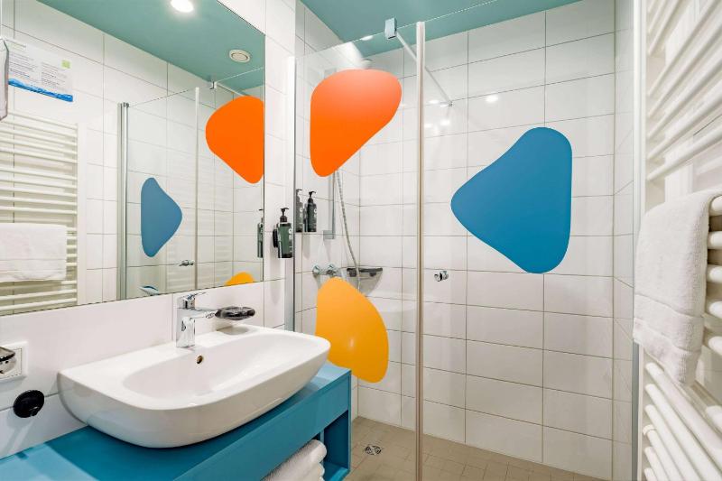 Deluxe Triple Room with Three Single Beds image 4