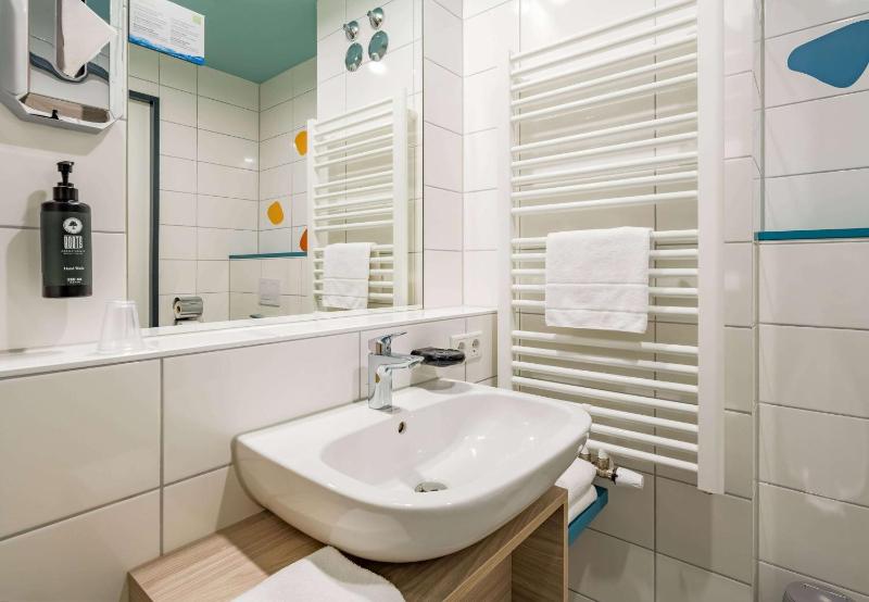 Premium Room with One Queen Bed image 4