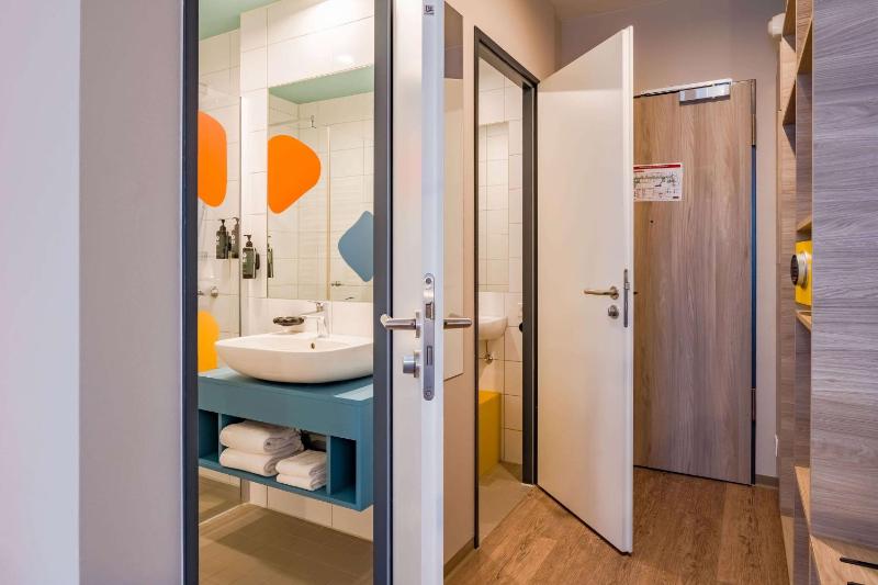 Deluxe Double Room with One Double Bed image 4