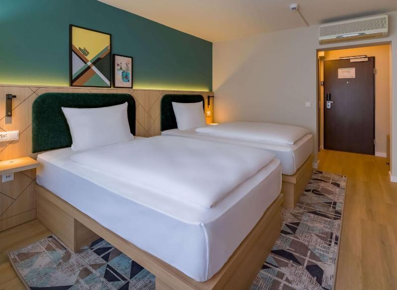 Twin Room image 1