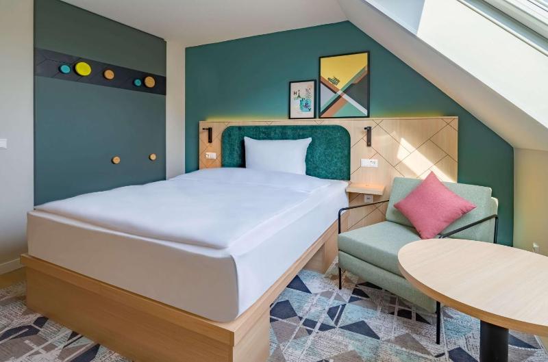 Queen Room with Kitchenette image 1