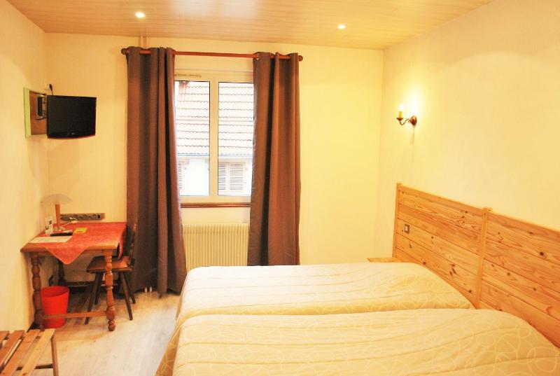 Twin Room image 3