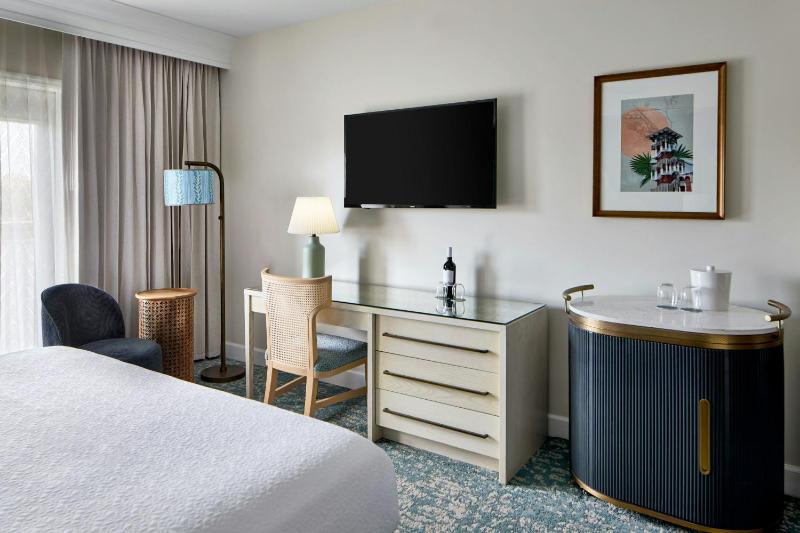 Guest Room, 1 King image 4