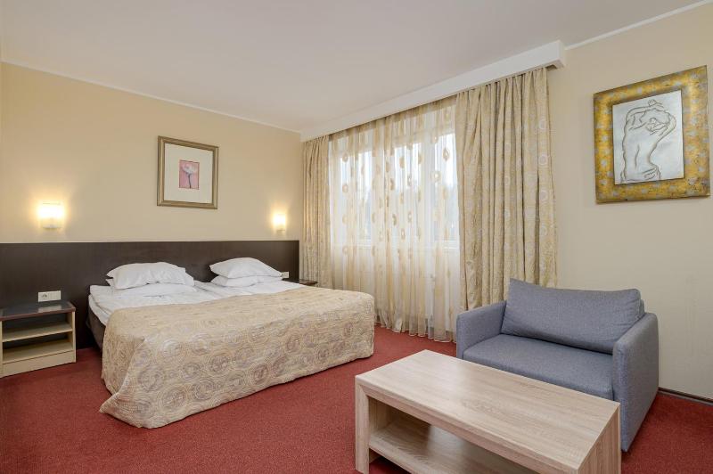 Family Triple Room with Spa Bath image 3