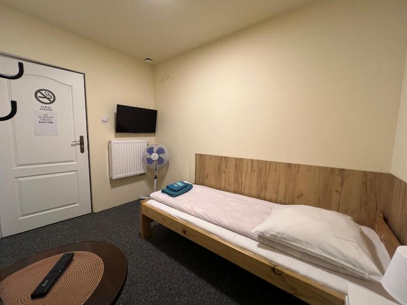 ETNA - Hostel -Noclegi Rzeszów 24 Pokoje -PARKING- - image 34