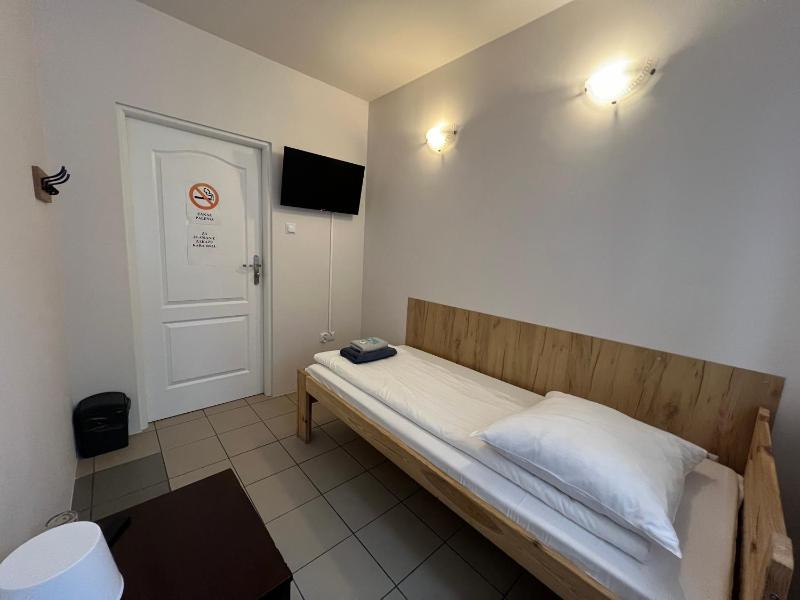 ETNA - Hostel -Noclegi Rzeszów 24 Pokoje -PARKING- - image 16