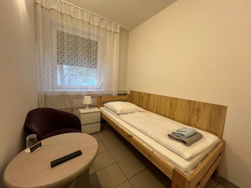 ETNA - Hostel -Noclegi Rzeszów 24 Pokoje -PARKING- - image 12
