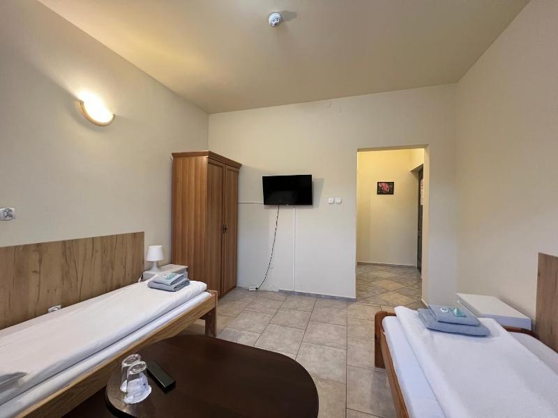 ETNA - Hostel -Noclegi Rzeszów 24 Pokoje -PARKING- - image 27