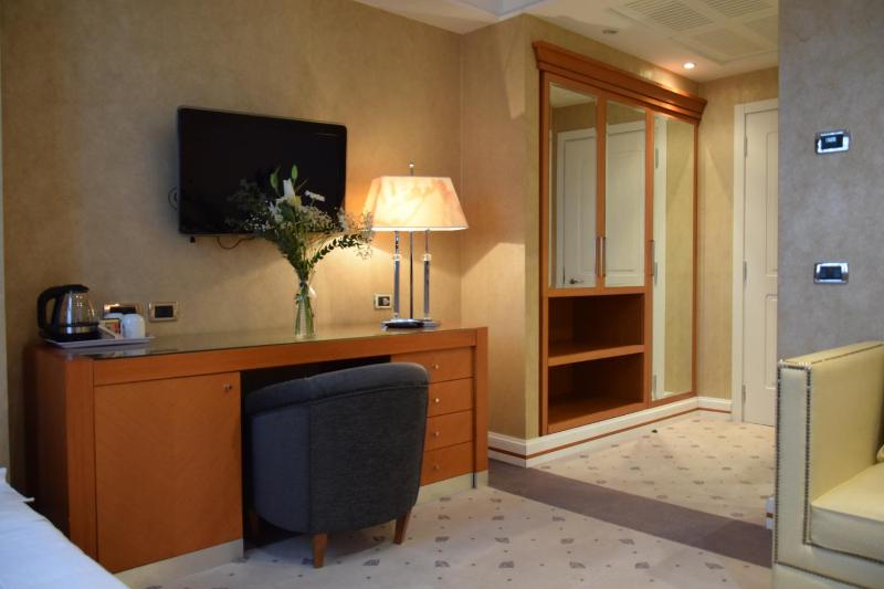 Superior Triple Room image 4