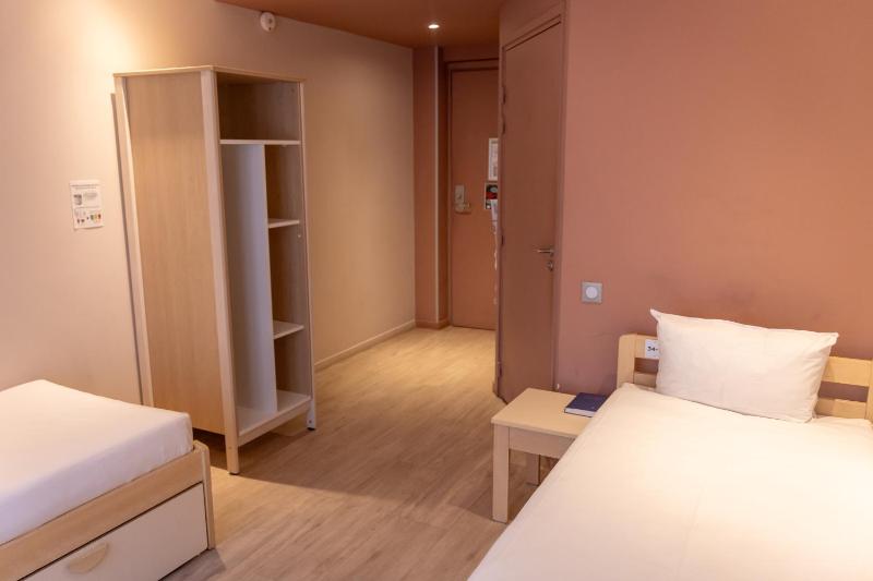 Standard Twin Room image 3