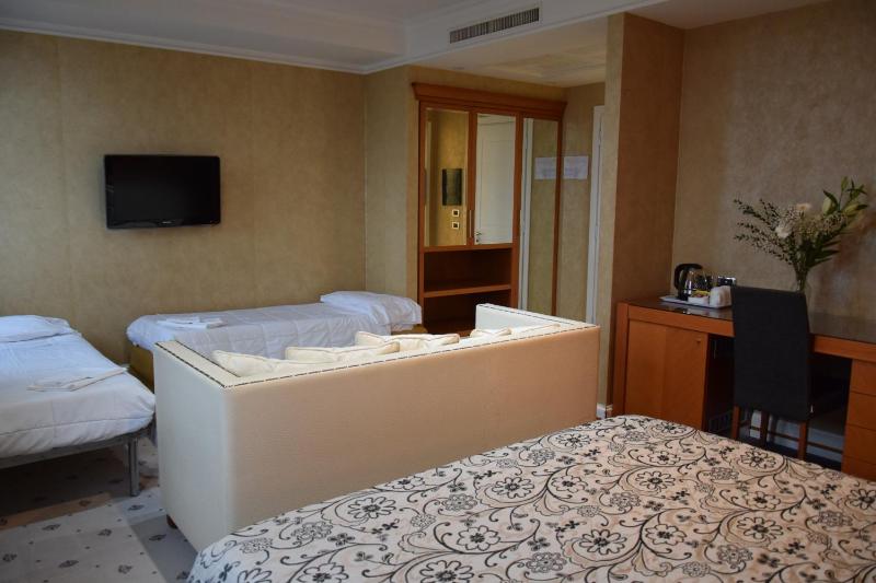 Superior Quadruple Room image 2