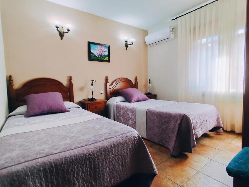 Twin Room image 4