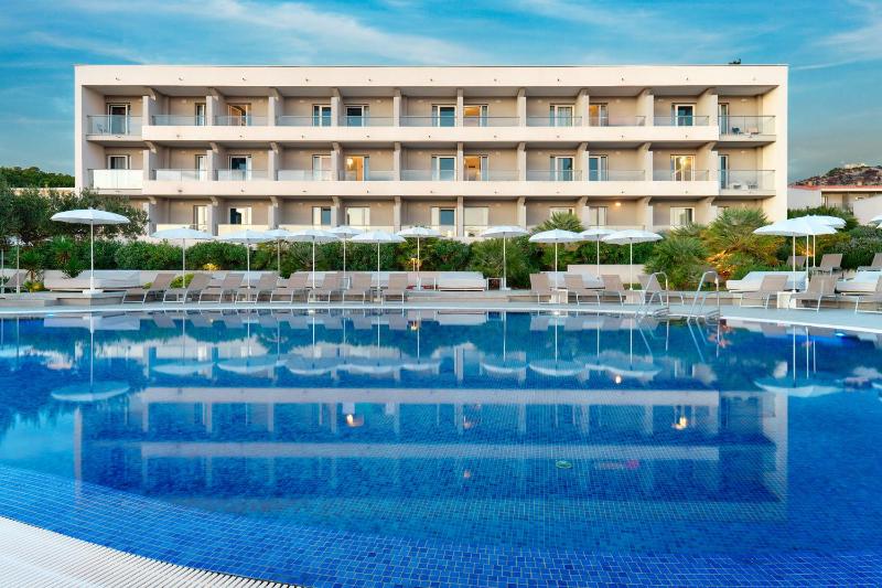 Superior Double Room with Balcony and Pool View image 2