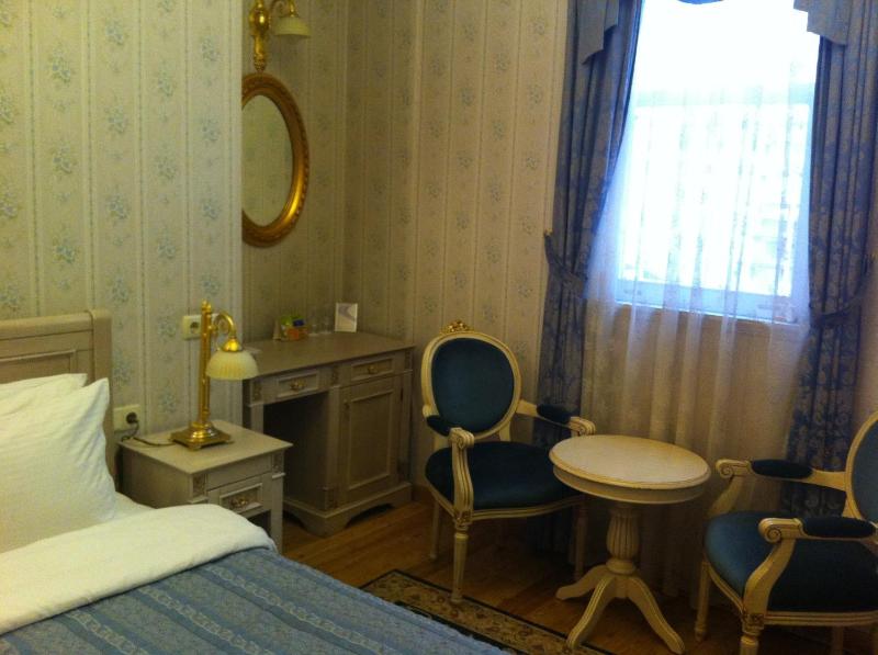 Three Bedroom Family Room with Three Bathrooms image 4