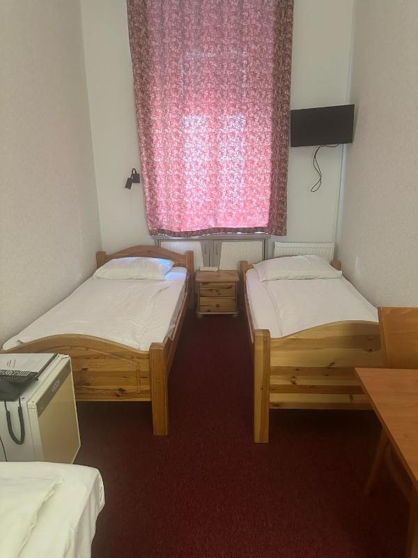Twin Room with Extra Bed image 4