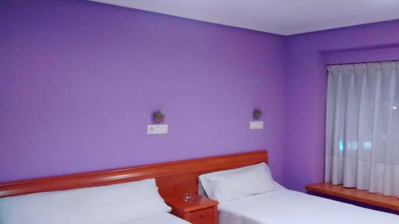 Twin Room image 4