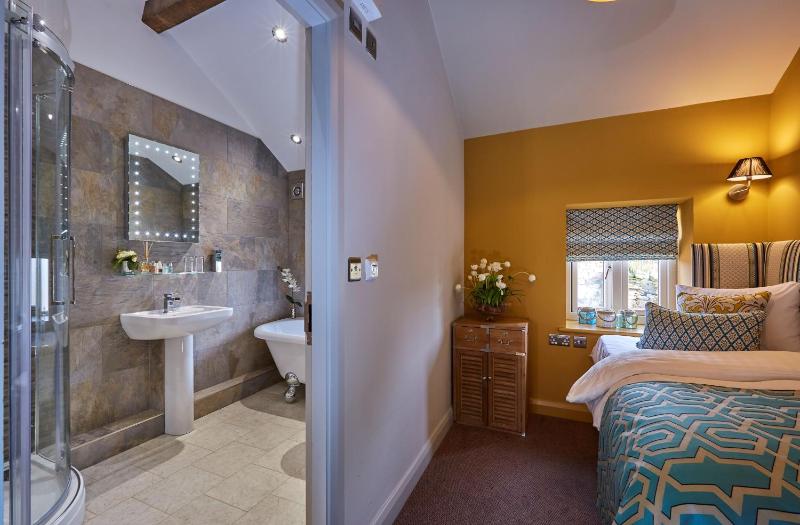 Quadruple Room image 3