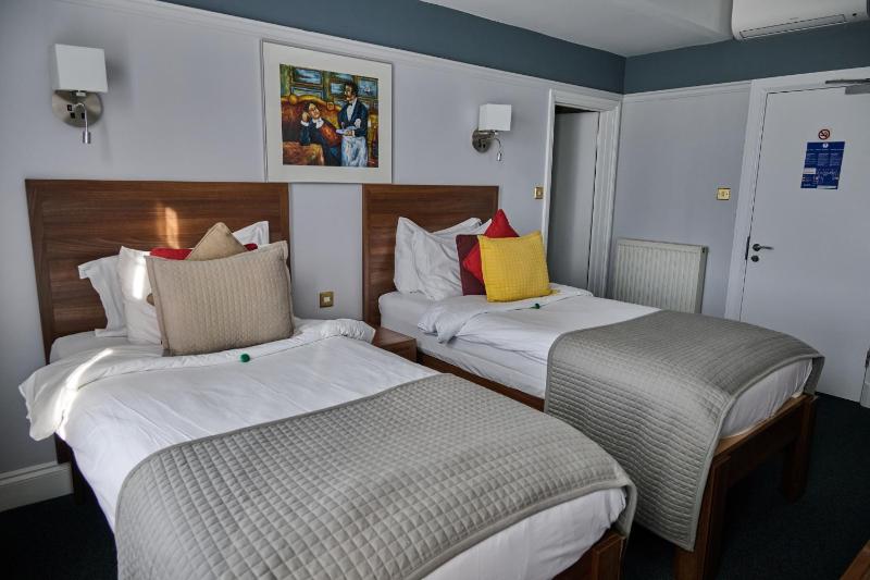 Twin Room image 2