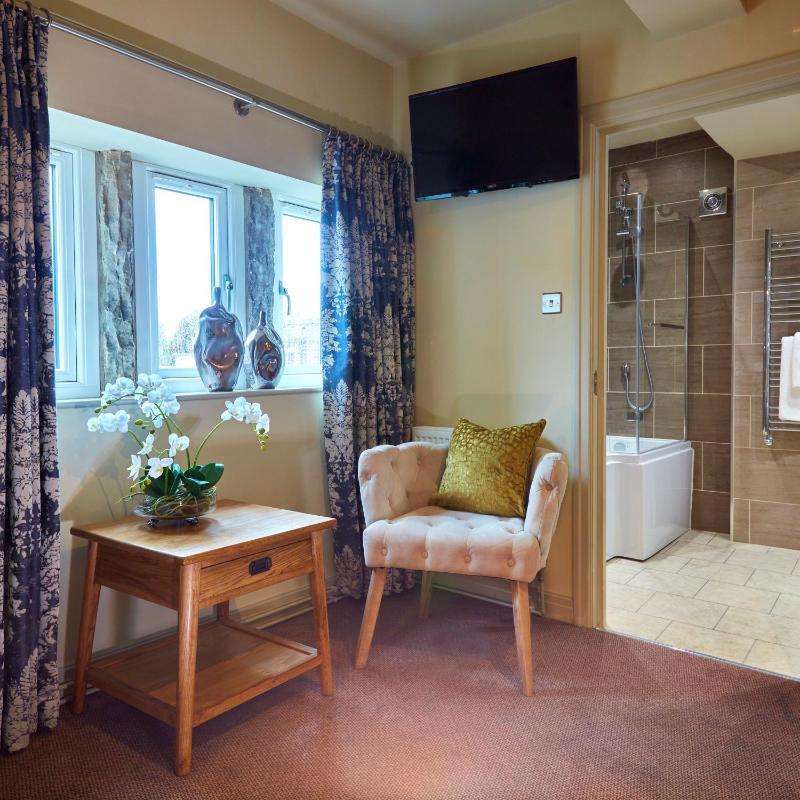 Deluxe Family Room image 3