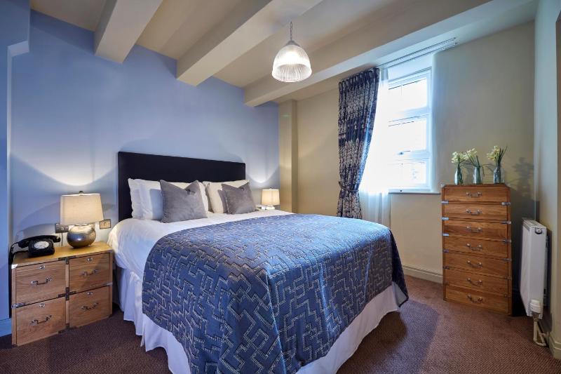 Deluxe Family Room image 2