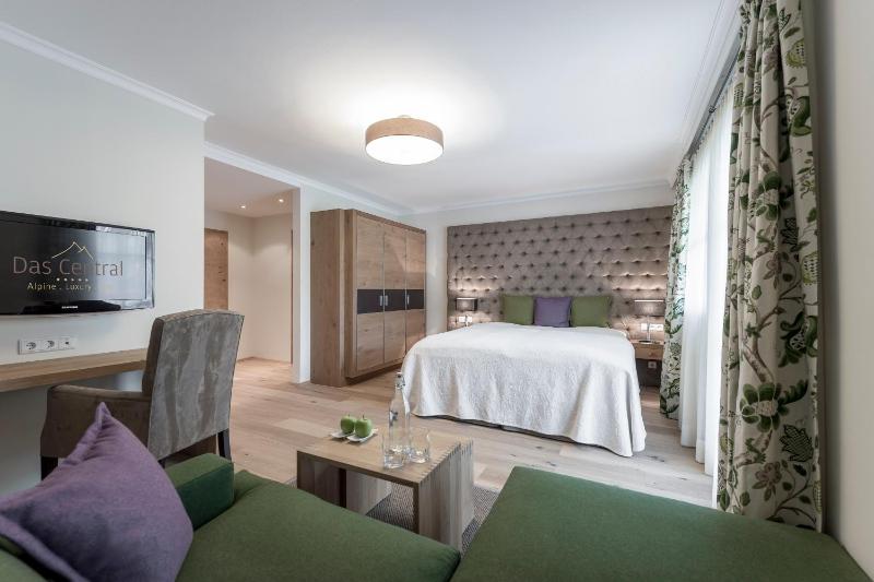Deluxe Double or Twin Room image 1