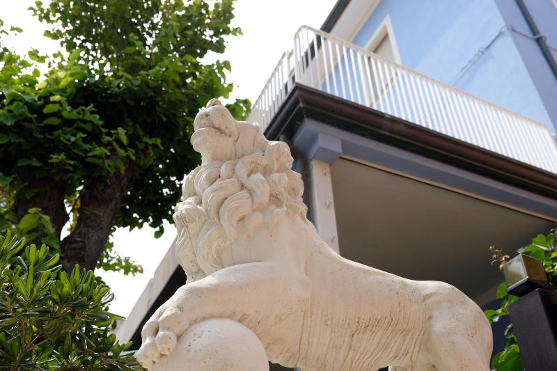 Hotel Canasta - image 5
