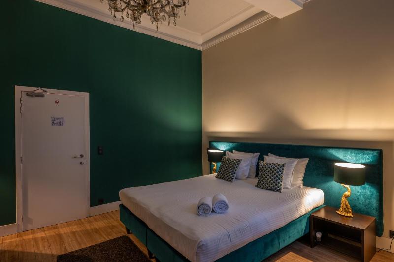 Deluxe Double Room image 3