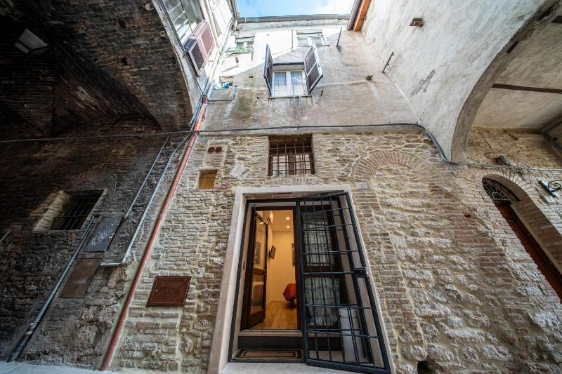 Perugia Apartments - image 21