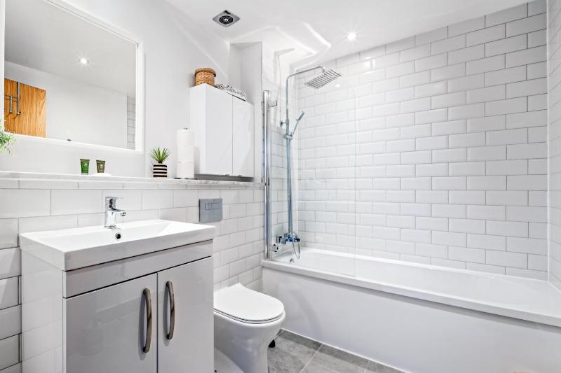 Two-Bedroom Apartment with Balcony - 87 Dunlop Street, G1 4EU image 3