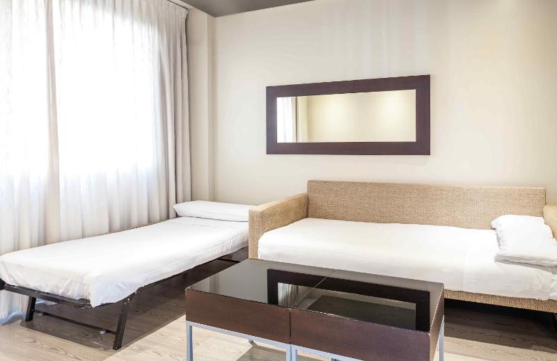 Deluxe Family Room image 3