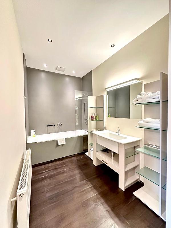 Large Double Room image 2