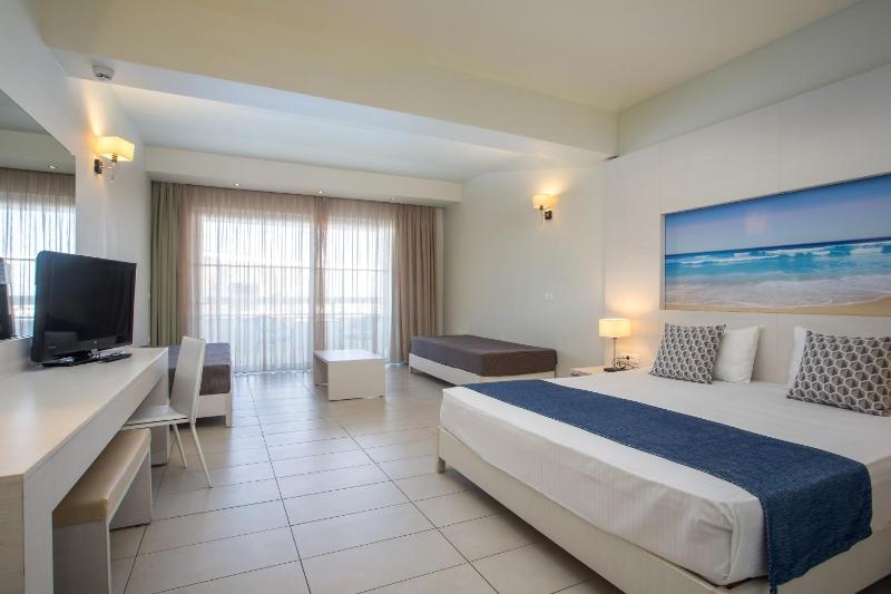 Junior Suite with Pool View image 3
