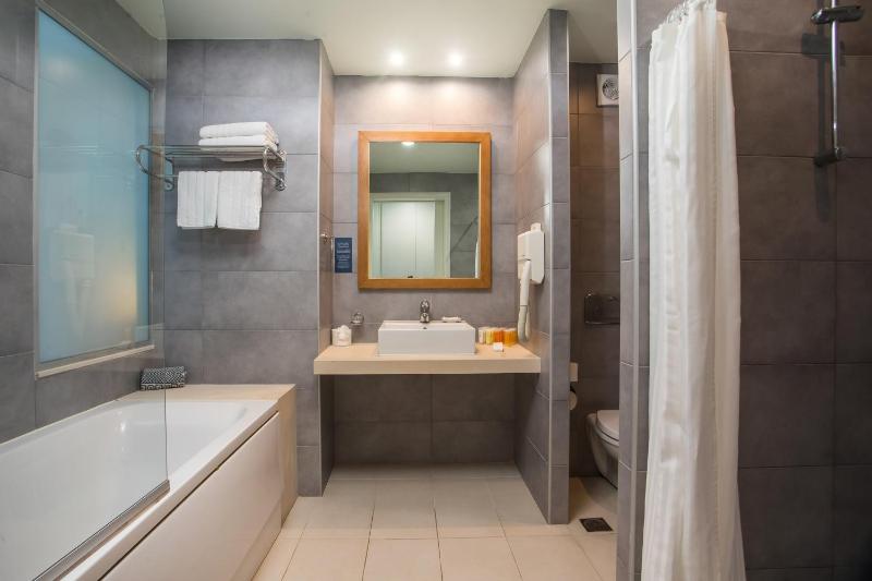 Junior Suite with Pool View image 4