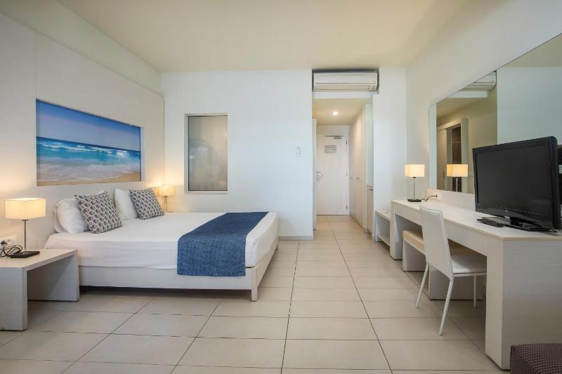 Junior Suite with Pool View image 2